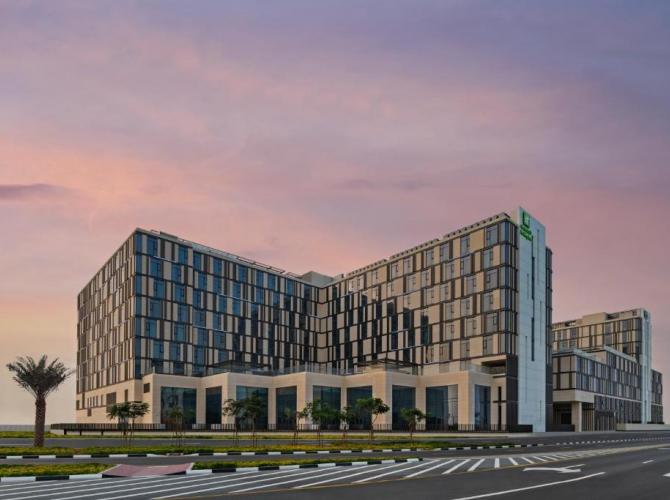 Hotel Holiday Inn Dubai Al-Maktoum Airport, an IHG