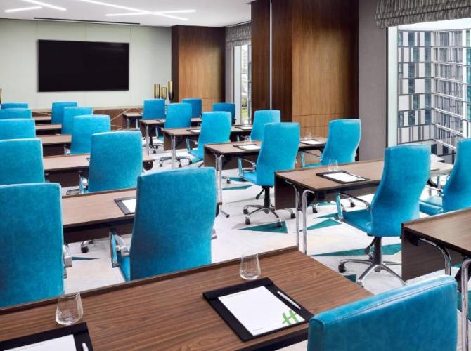 Hotel Holiday Inn Dubai Al-Maktoum Airport, an IHG